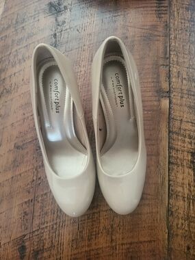 comfort plus by Predictions Beige Patent Round-Toe Pumps